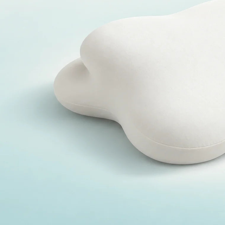 Detail of the Avena Cloud Pillow: the low end